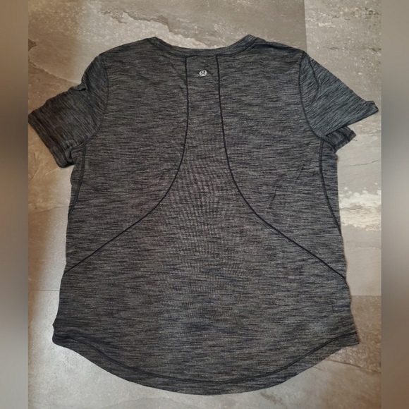 Lululemon Long Distance short sleeve shirt. Dark heathered grey/black. Size 6. - Picture 5 of 9